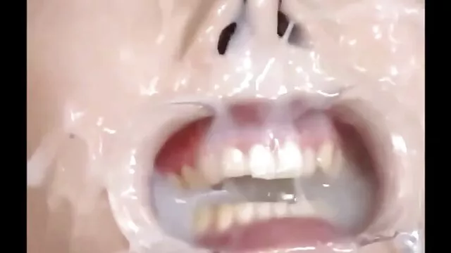 La brune Abella Danger regarde l'homme porn dessin annimé noir sous la douche et le baise