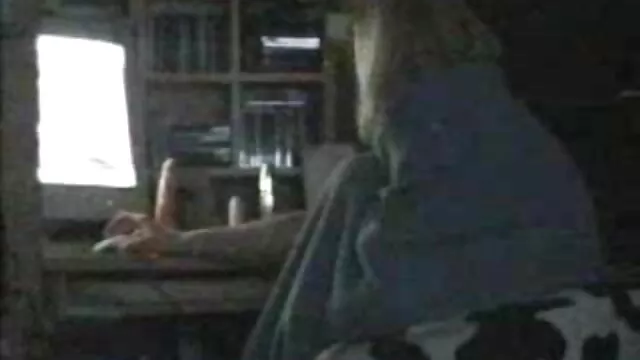 Une jolie blonde pose sexy porno hentai pour un photographe dans la forêt avec une bite gonflable, et essaie si fort comme s'il s'agissait d'un bout masculin vivant, autour duquel la beauté tourne et lèche
