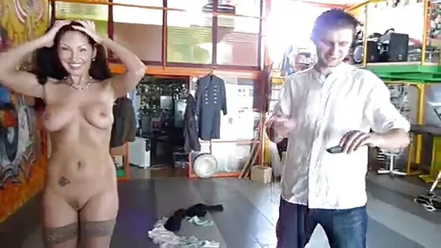 La nana adore quand elle se fait fourrer entre les fesses, sans pénétrer la chatte. L'essentiel est mangas hentai streaming de tout graisser avec beaucoup d'huile et de laisser le gars faire ce qu'il veut.