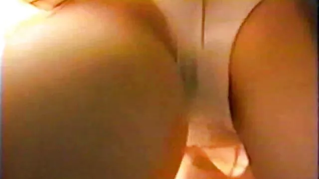 Fille arabe aux gros seins n'enlève pas sa burqa et danse nue devant la xnxxx hentai caméra