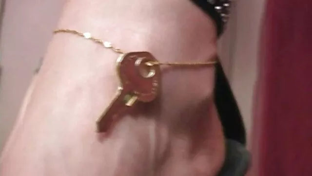 A secoué la secrétaire anime pporno sur une bite pendant une pause