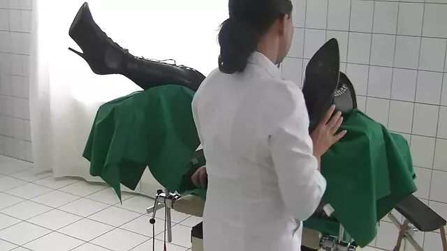 Samantha Jolie au rendez-vous chez le médecin porno de saint seiya