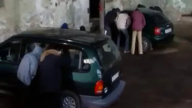 Fille dessin animé pornot maigre chevauche une bite noire