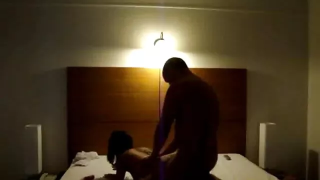 Deux mecs font sex video dessin anime une pipe dans les toilettes