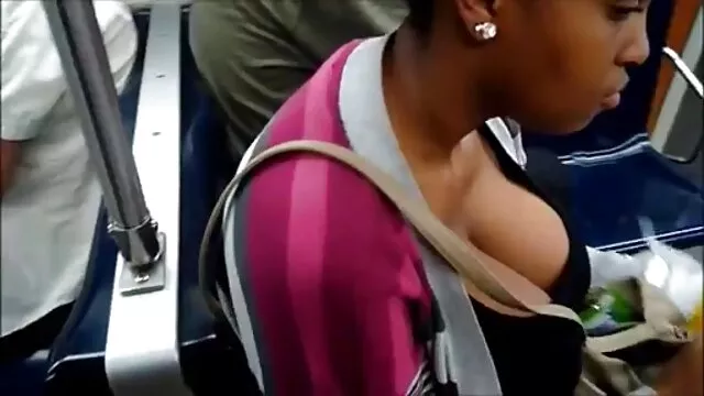 Les hommes baisent une pute aux cheveux roux porn animée dans le vagin et l'anus, drainent le sperme et la font lécher