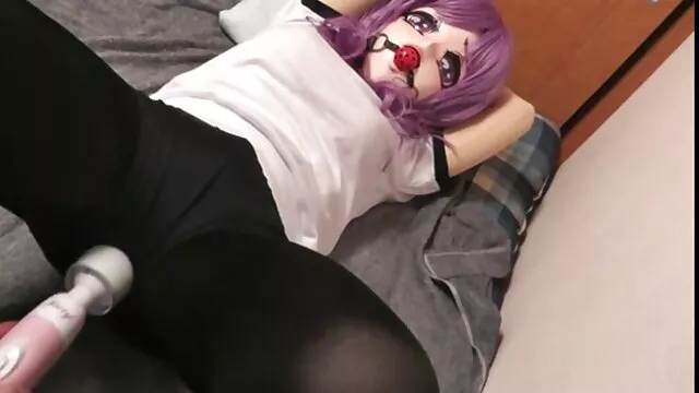 Commençant porno hentai dbz à sucer sa verge à travers les barreaux, la pute continuait à le faire déjà derrière elle. Le flic a eu un excellent quart de travail en train de baiser une fille sur le bureau