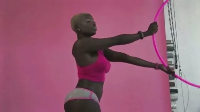Une blonde avec de très belles formes arrondies et un anime porn fr joli visage sait parfaitement lécher et avaler un pénis, et après une pipe elle écarte les jambes