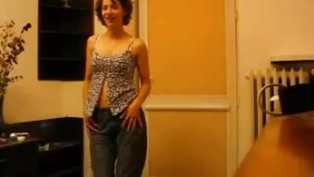 Jade Neela avale l'épaisse giclée video de sexe animé d'un homme