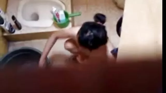 Deux tube porno anime Asiatiques travaillant sur une vieille femme à lunettes