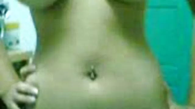 Mec porne anime dans une casquette caresse gros seins nègre