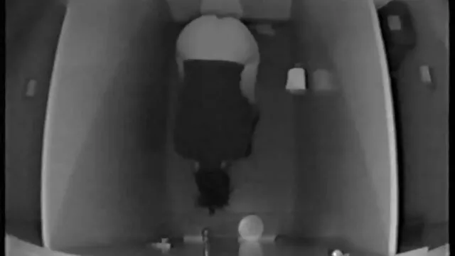 La pauvre fille entre hardiment dans la maison dans l'espoir de trouver un ami à quatre pattes, mais voit à la place de la merde pointée vers elle, qu'elle doit satisfaire avec ses trois trous et ses dessin manga porno mains rapides