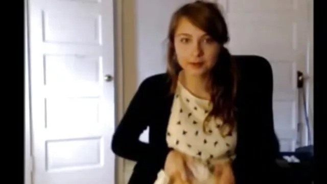 Jeune fille dessin animé porno x latine dansant à la maison devant le miroir