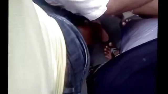 Vibromasseur doré dans la manga animé porno chatte excitée