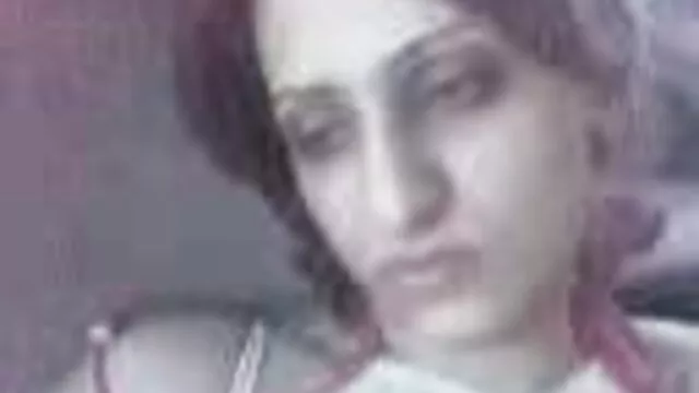 Un bébé mignon et attrayant avec un gros cul appétissant a ramassé un jouet sexuel et video de sexe animé a commencé à le lécher passionnément avec sa langue coquine