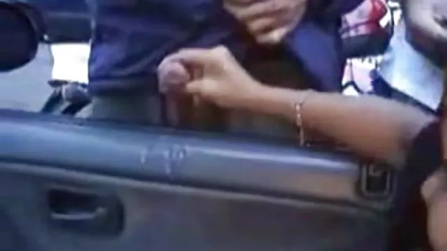 Une jeune nana video dessin anime xxx a attaché ses queues de cheval et a commencé à baiser