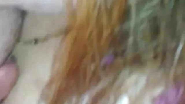 Gymnaste rousse faisant un échauffement avec des balles anime hentail porno