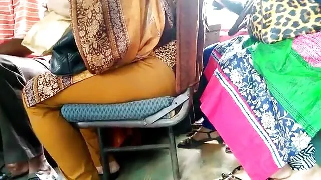 La chienne s'assoit au travail puis son mari l'appelle, qui lui crie au téléphone qu'il a une gaffe spécifique et s'il ne finit hentai pornoo pas dans les prochaines minutes, il ira la tromper. La femme doit baisser la caméra du téléphone entre ses jambes et se caresser pour son mari