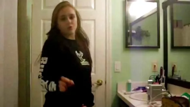 Le mec a enlevé une brune cool anime hentai manga porno et l'a amenée aux toilettes, eh bien, là elle a tout fait pour que le mec finisse dans sa bouche