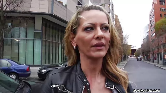 La jolie Zhanka a une jolie chatte qui coule porno video hentai 3d avec du jus d'amour