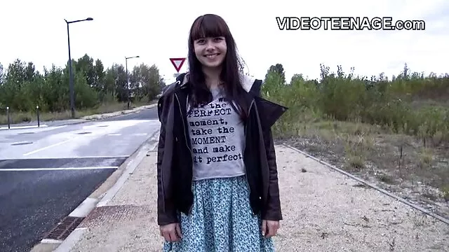 Une fille anime xxx x japonaise masse le client non seulement avec des stylos, mais aussi avec un vibrateur
