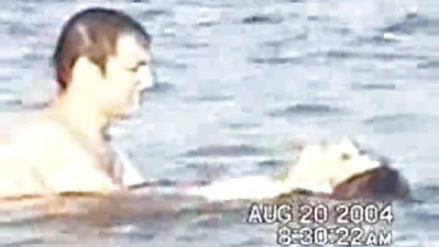 Une blonde affamée a sauté sur le nettoyeur de piscine video dessin anime porno