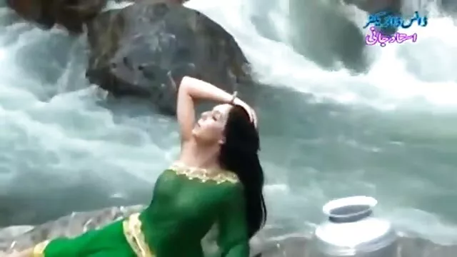 Hottie en porno video hentai 3d robe blanche se déshabillant pour un magazine