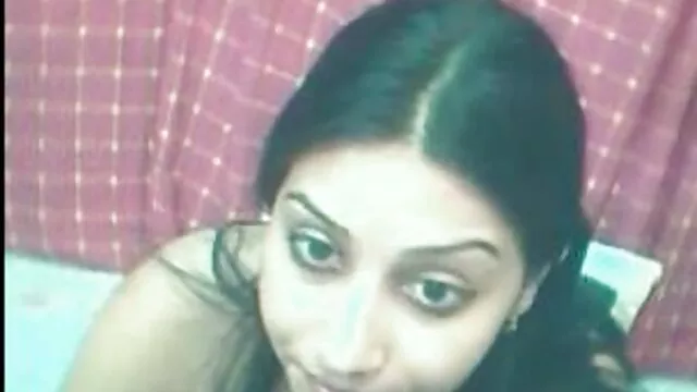 Une fille mince hentai xxx free a poussé sa culotte et baise