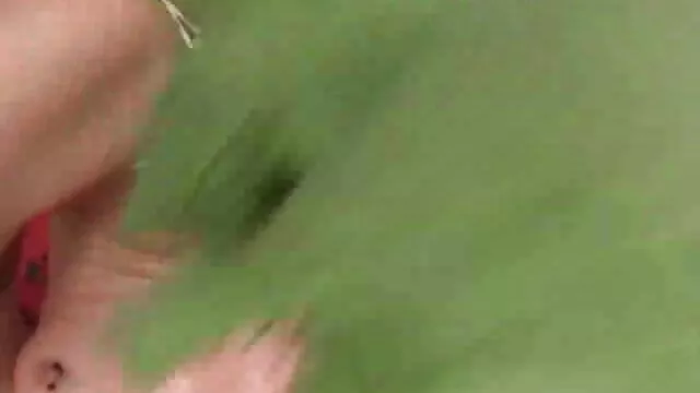 Jeune femme au dessin animé xxxx foyer se doigte dans la cuisine