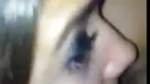 Un homme baise une femme hentai phorno asiatique dans une usine abandonnée, sur un sol sale